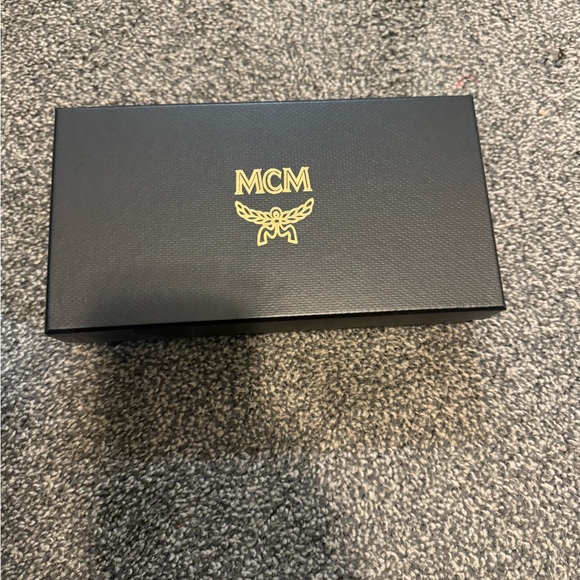 MCM Pink Crossbody Bag with Flap Closure and Gold Chain Strap - Picture 5 of 7